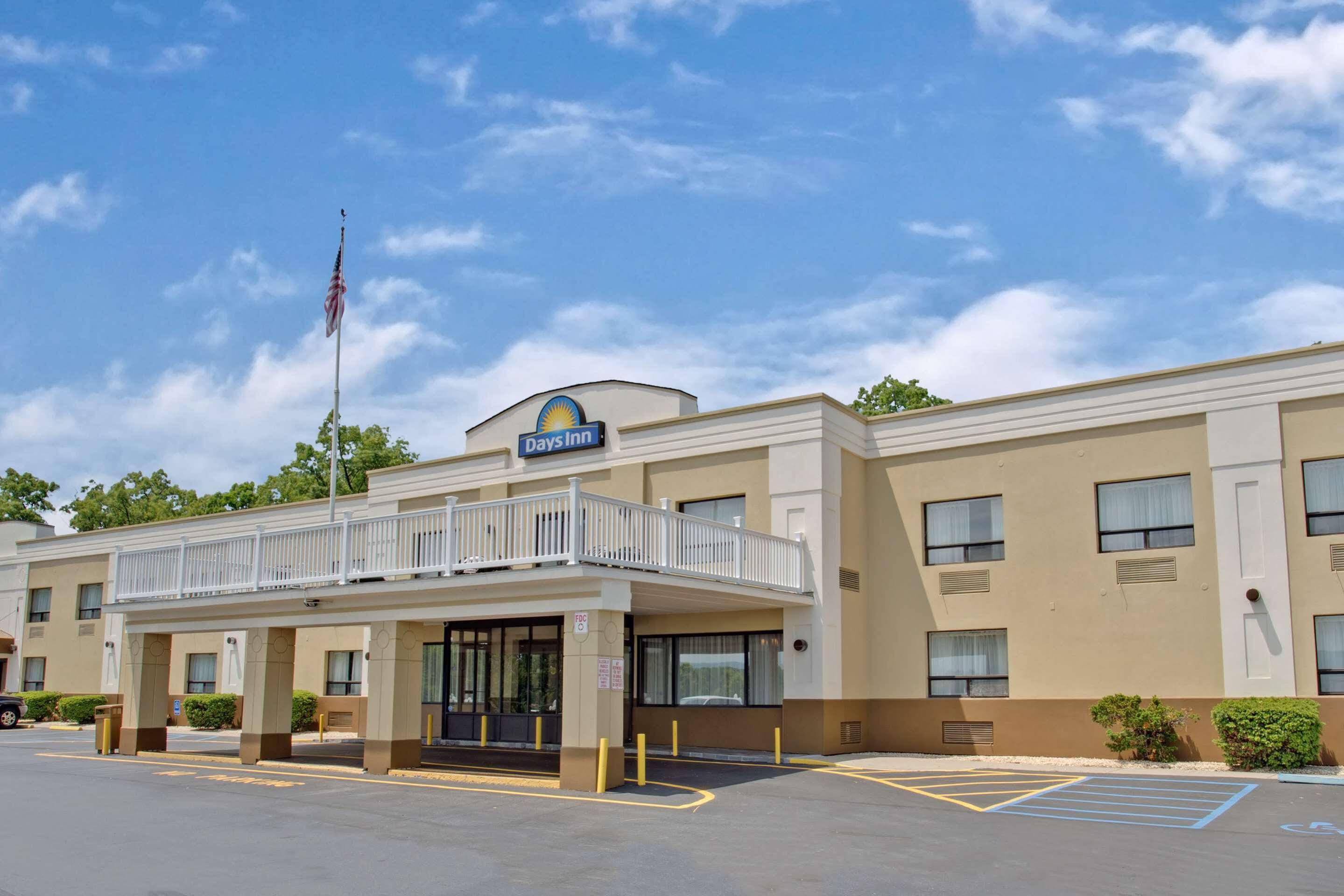 Red Roof Inn & Suites Newburgh - Stewart Airport New Windsor Экстерьер фото