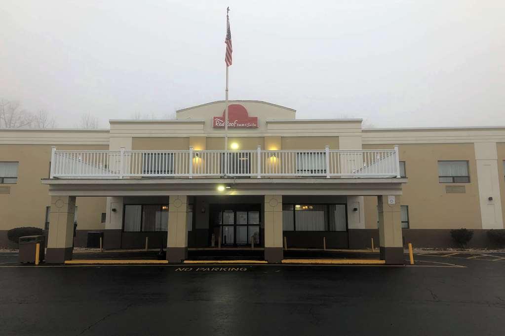 Red Roof Inn & Suites Newburgh - Stewart Airport New Windsor Экстерьер фото